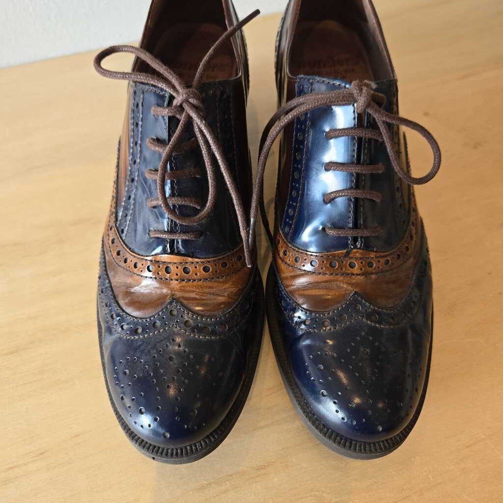 WONDERS SZ 40 = 8.5/9 retail 220.00