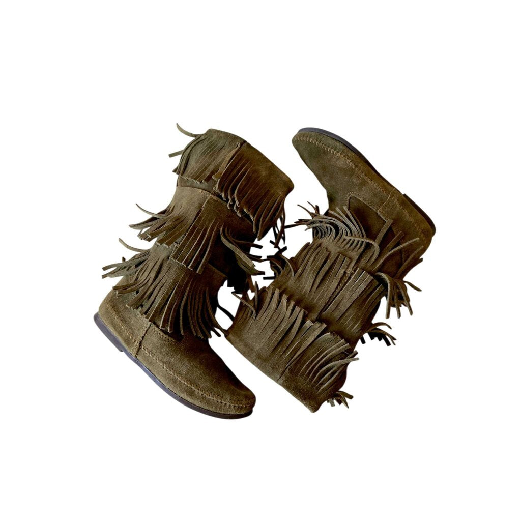 MINNETONKA 3 LAYER FRINGE SZ 8