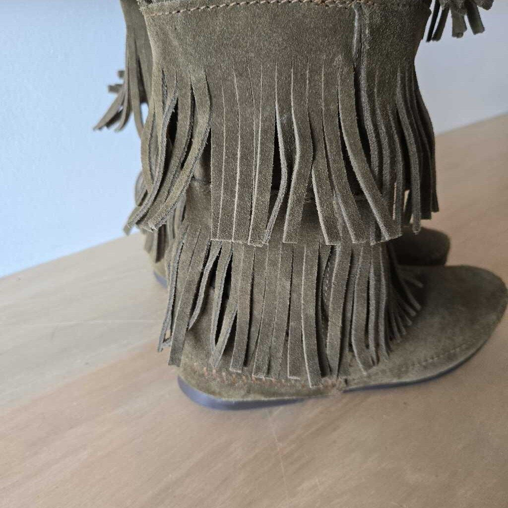 MINNETONKA 3 LAYER FRINGE SZ 8