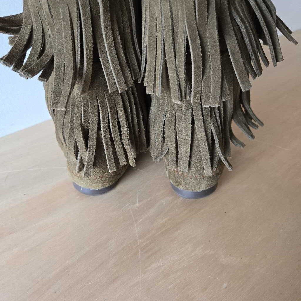 MINNETONKA 3 LAYER FRINGE SZ 8