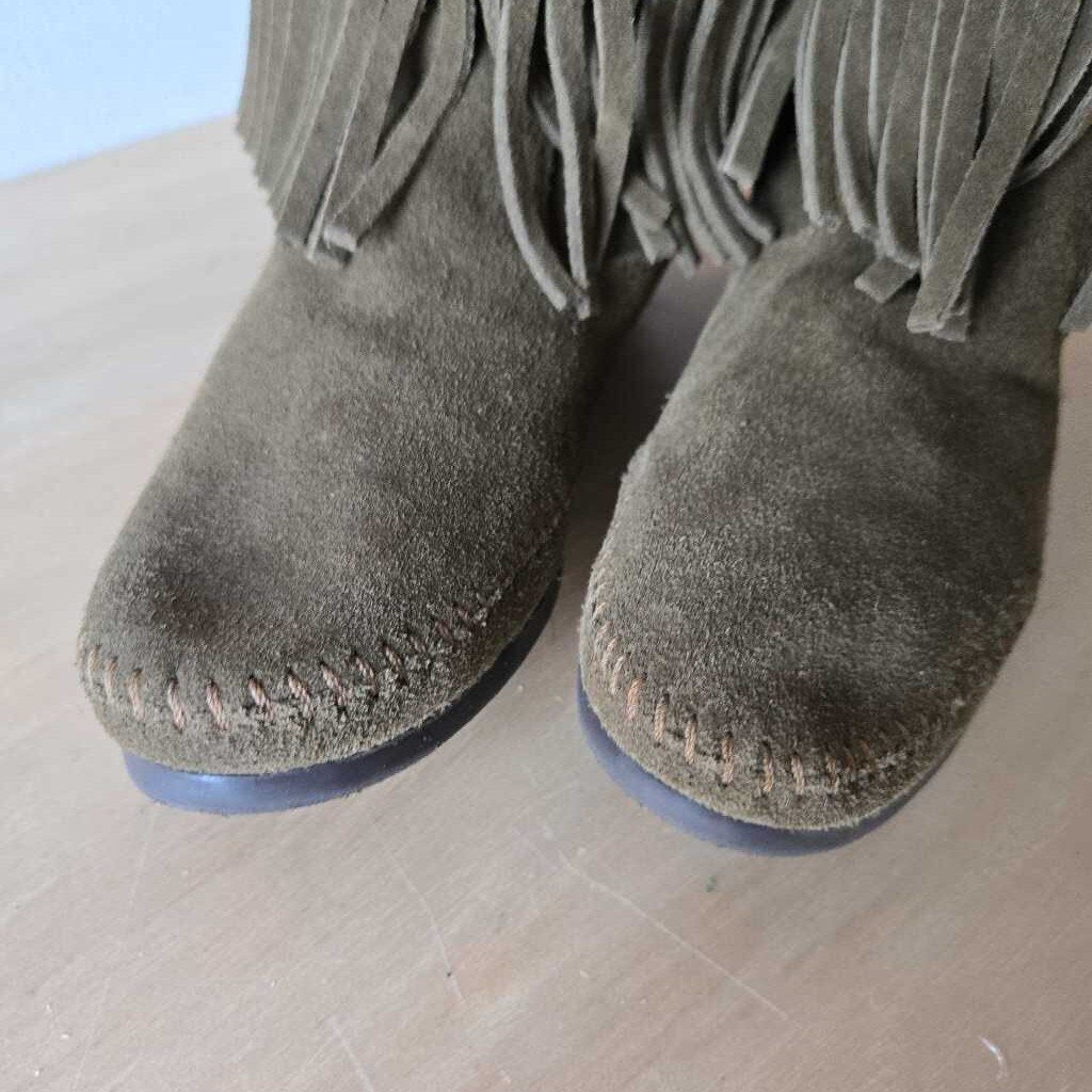 MINNETONKA 3 LAYER FRINGE SZ 8