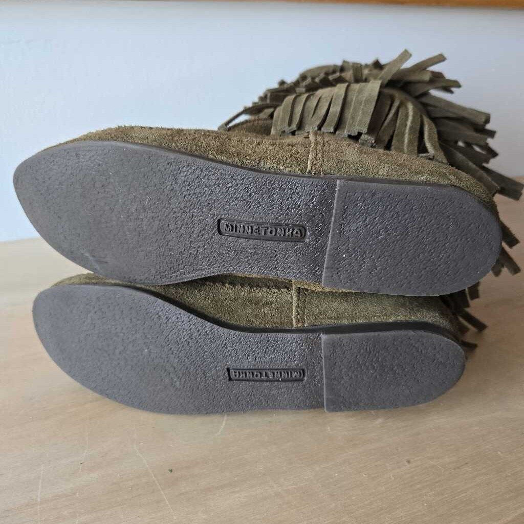MINNETONKA 3 LAYER FRINGE SZ 8
