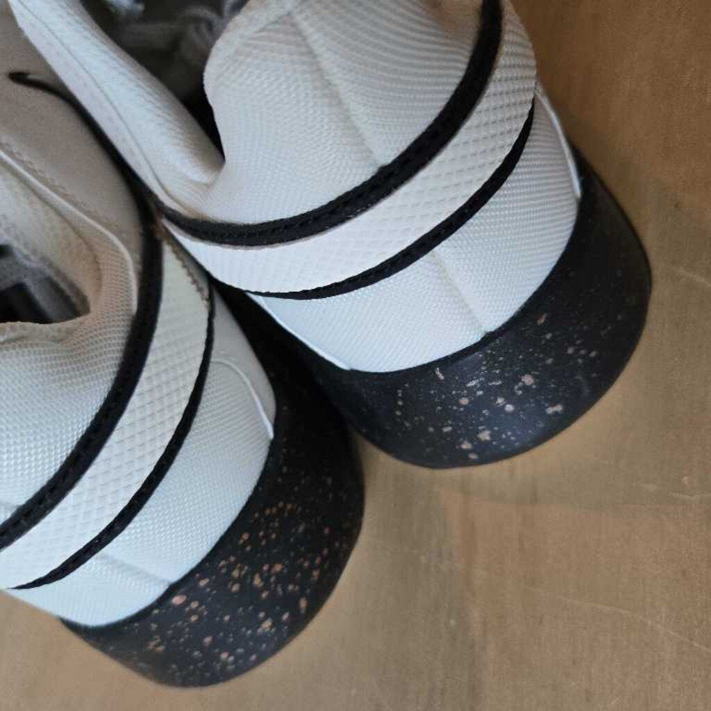 NIKE new SZ 8