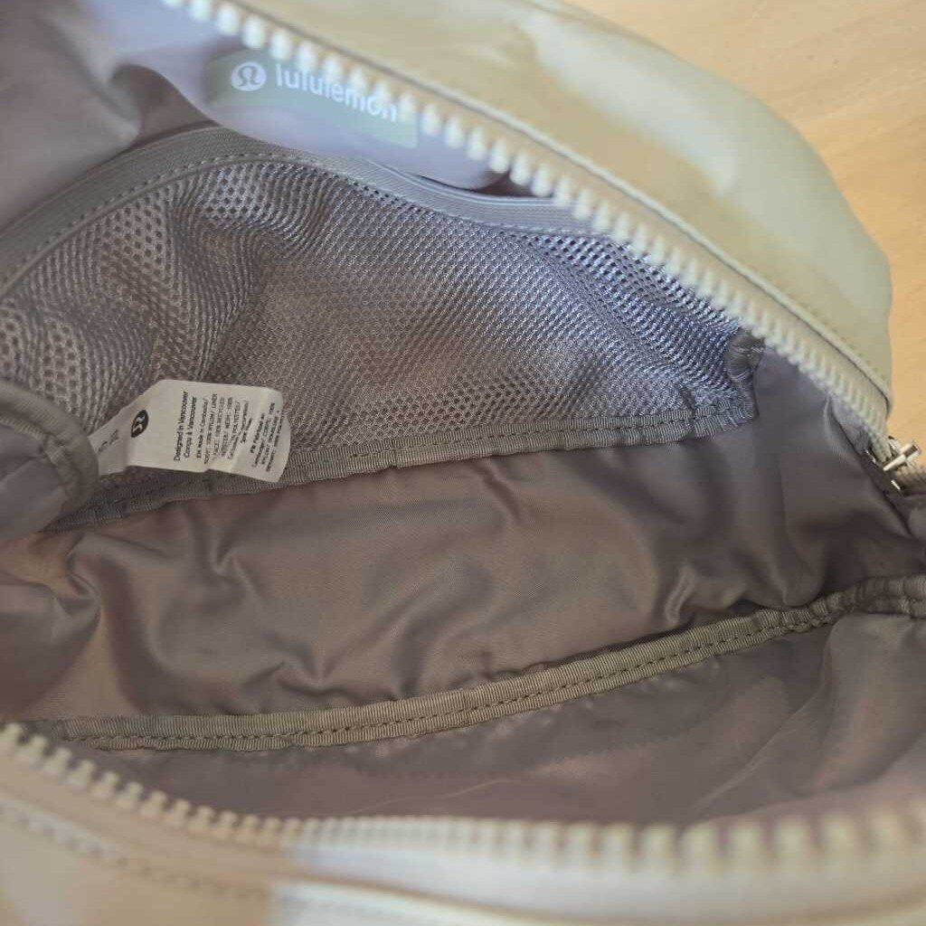 LULULEMON POUCH