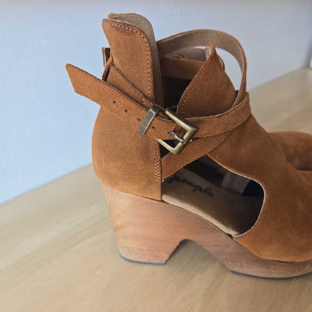 FREE PEOPLE CEDAR CLOG SZ 38 = 7/7.5