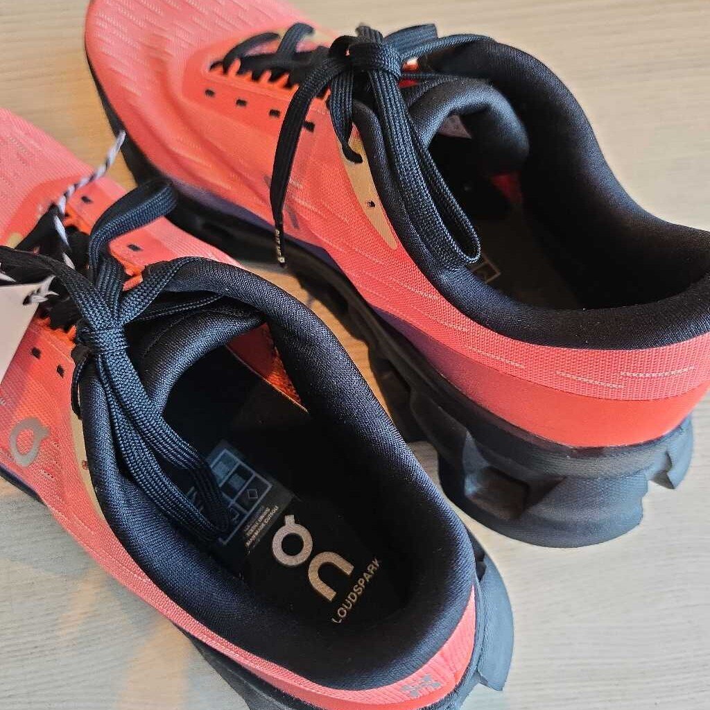 ON CLOUDSPARK SZ 8.5 retail 170.00