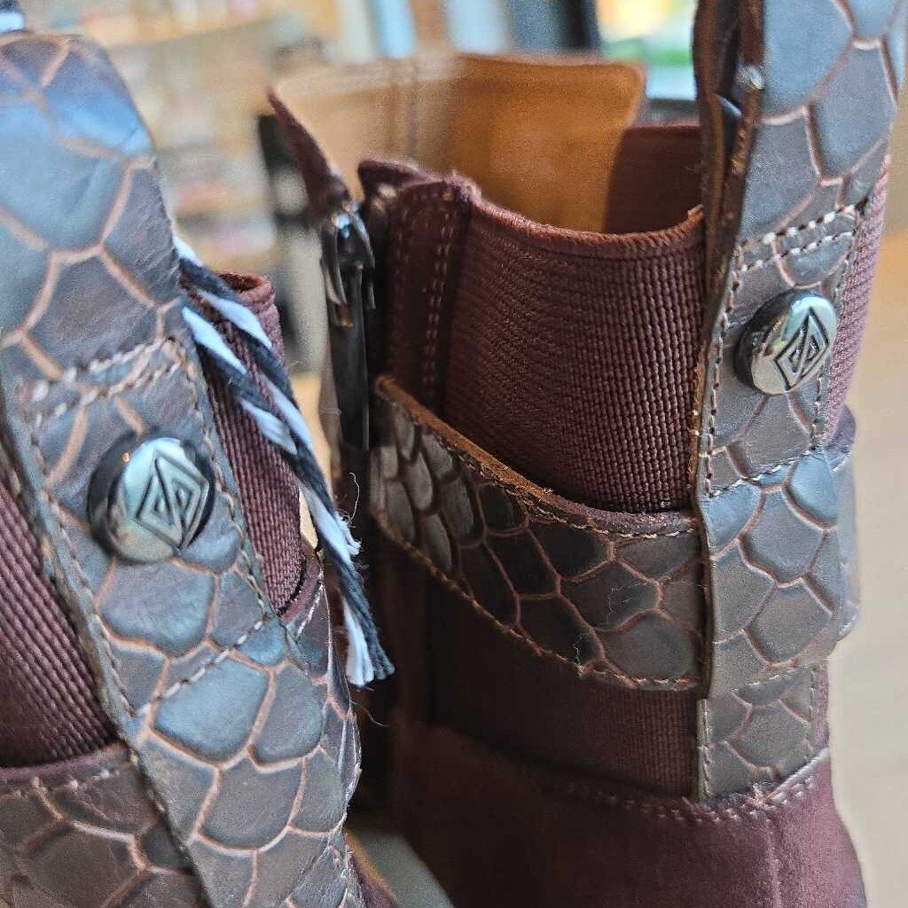 DONALD PLINER DAHLIN SZ 8.5 retail 288.00