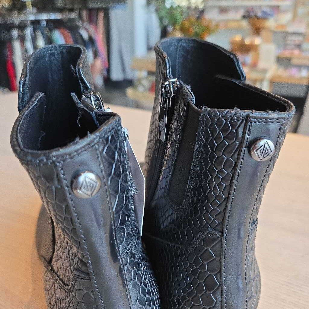DONALD PLINER AZIA SZ 8.5 retail 288.00