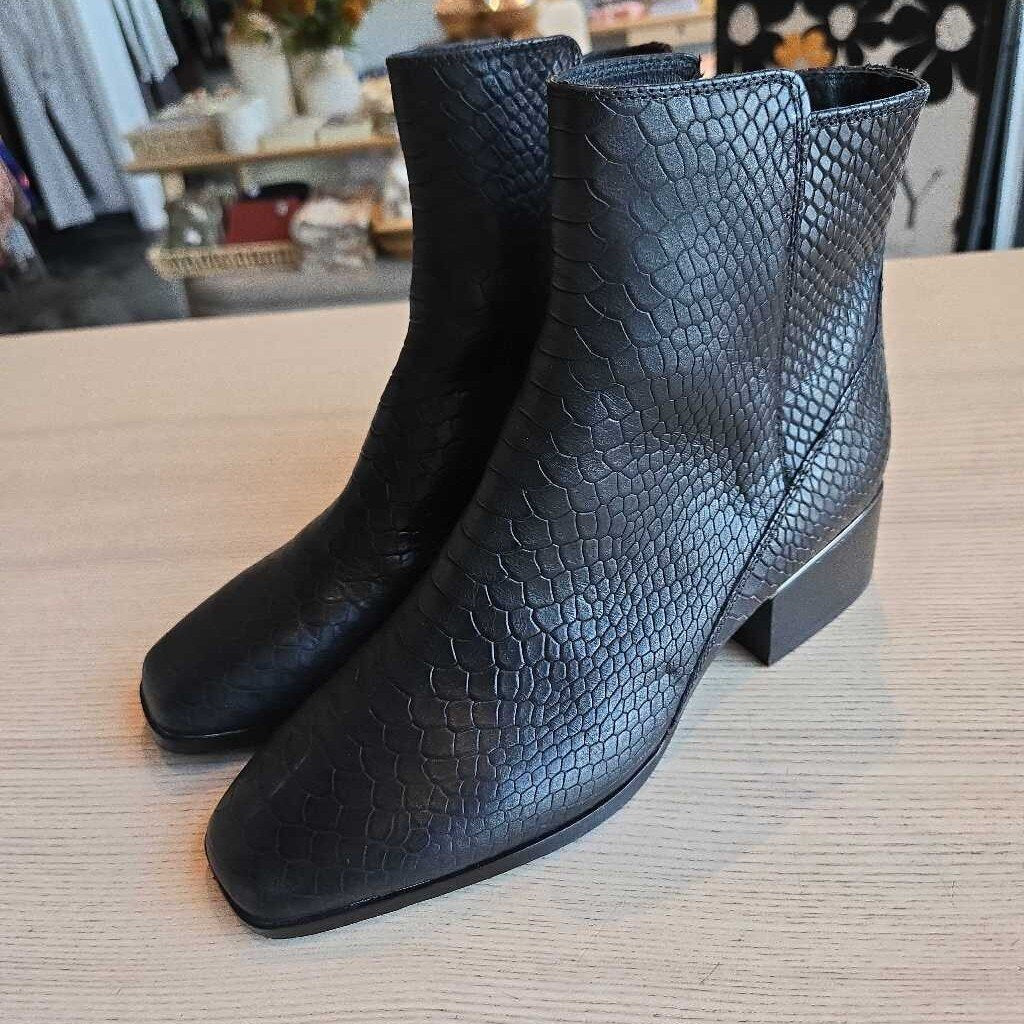 DONALD PLINER AZIA SZ 8.5 retail 288.00