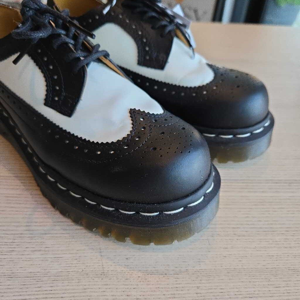 DR. MARTENS SZ 6