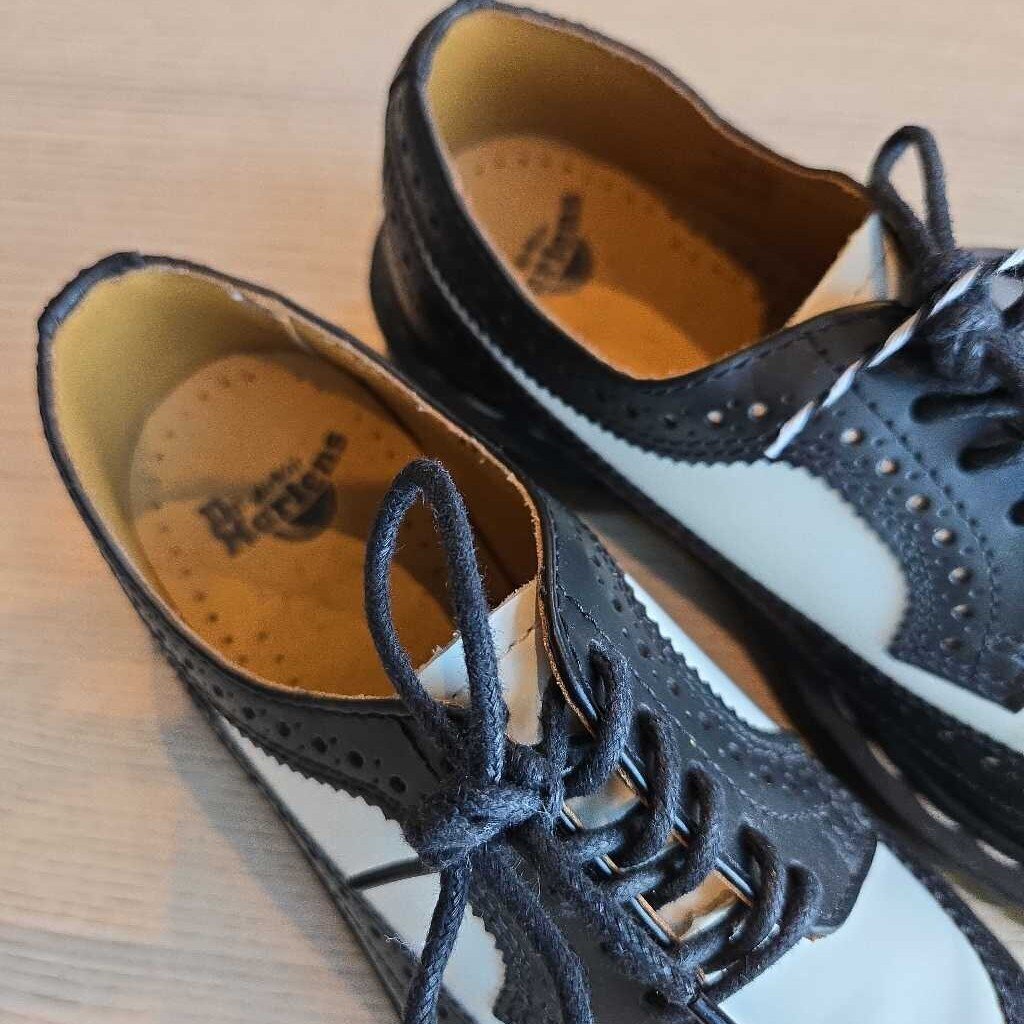 DR. MARTENS SZ 6