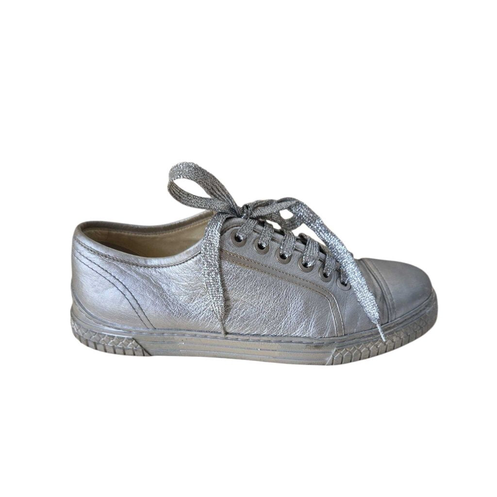 CHANEL SILVER SNEAKER SZ 41 = 9/10