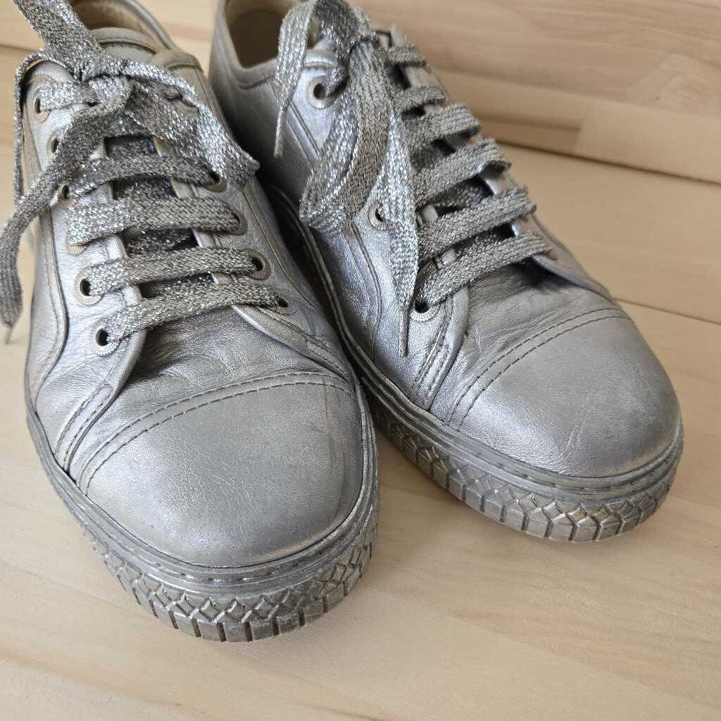 CHANEL SILVER SNEAKER SZ 41 = 9/10