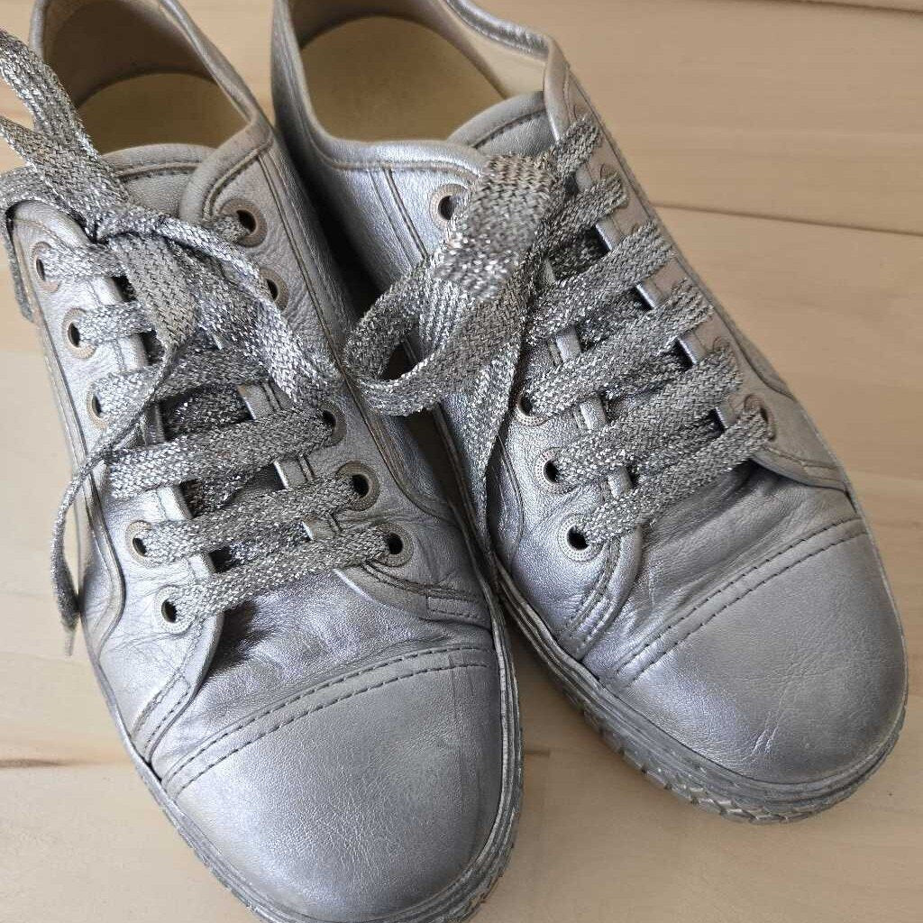 CHANEL SILVER SNEAKER SZ 41 = 9/10
