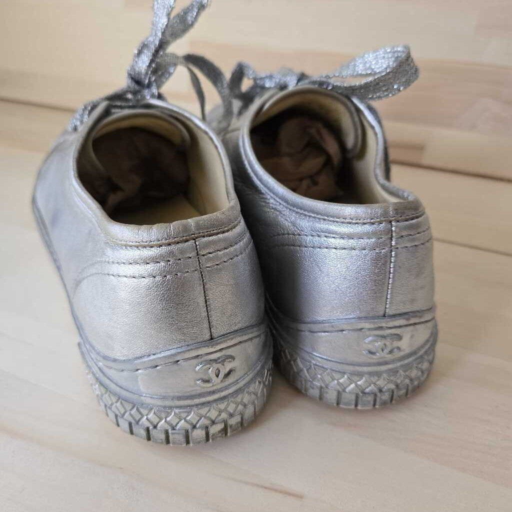 CHANEL SILVER SNEAKER SZ 41 = 9/10