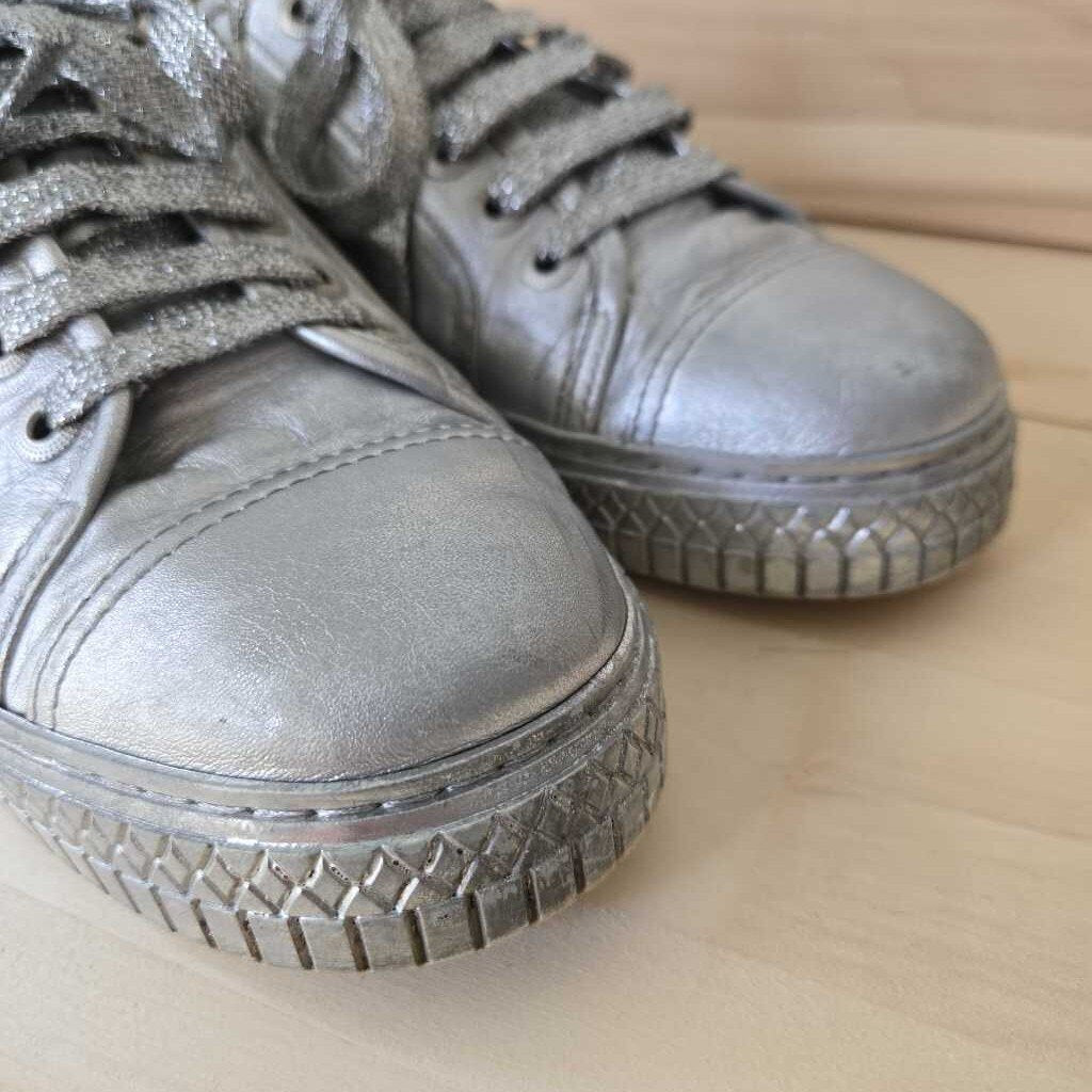 CHANEL SILVER SNEAKER SZ 41 = 9/10