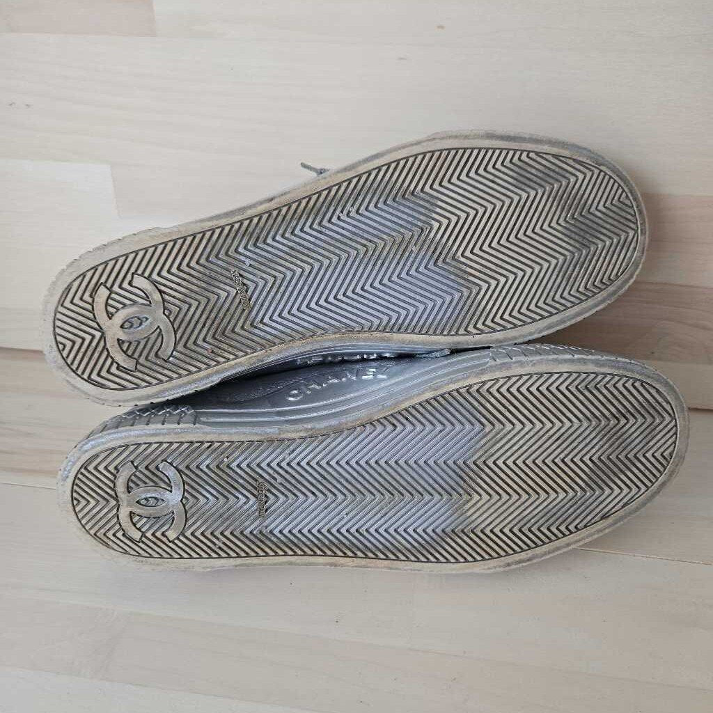 CHANEL SILVER SNEAKER SZ 41 = 9/10