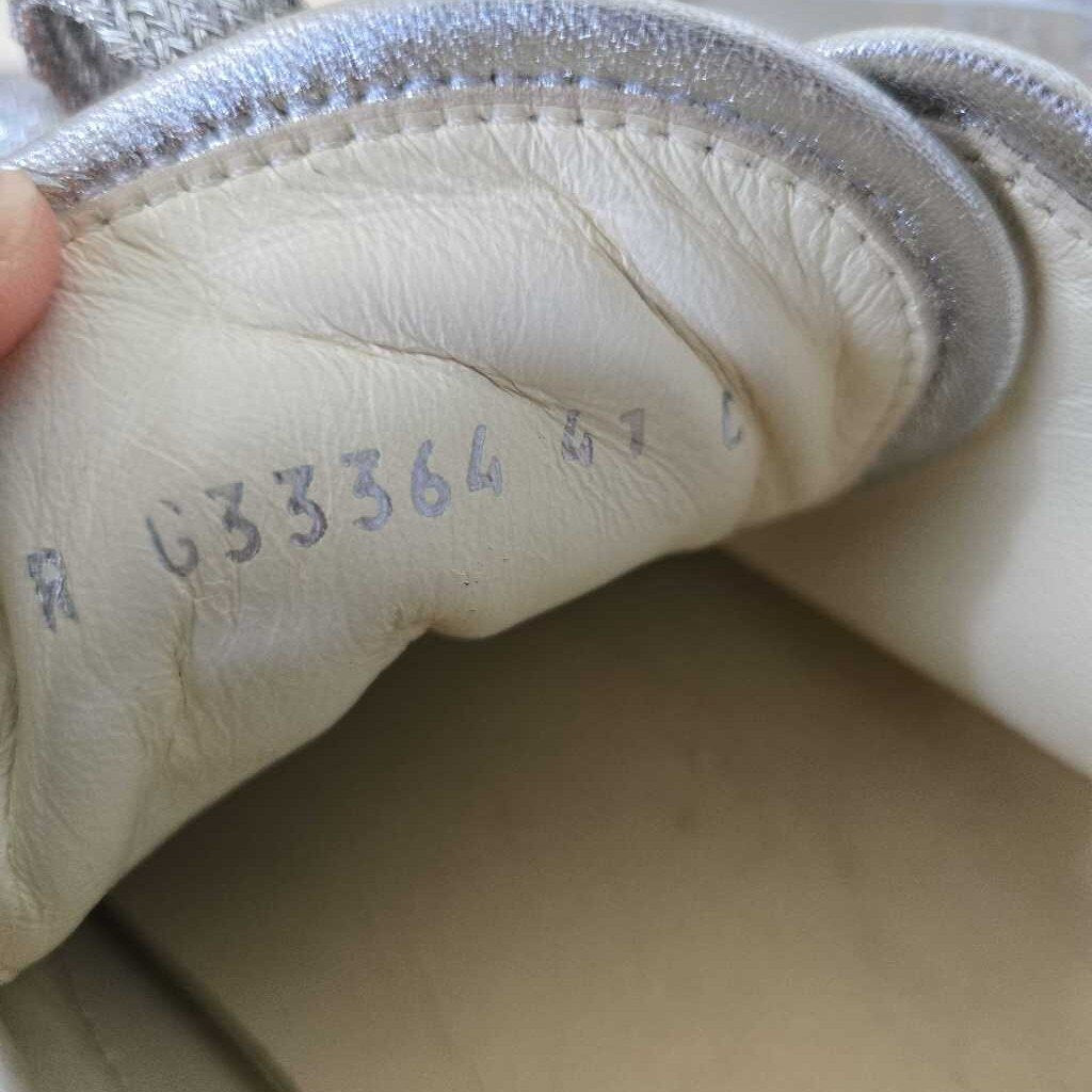 CHANEL SILVER SNEAKER SZ 41 = 9/10