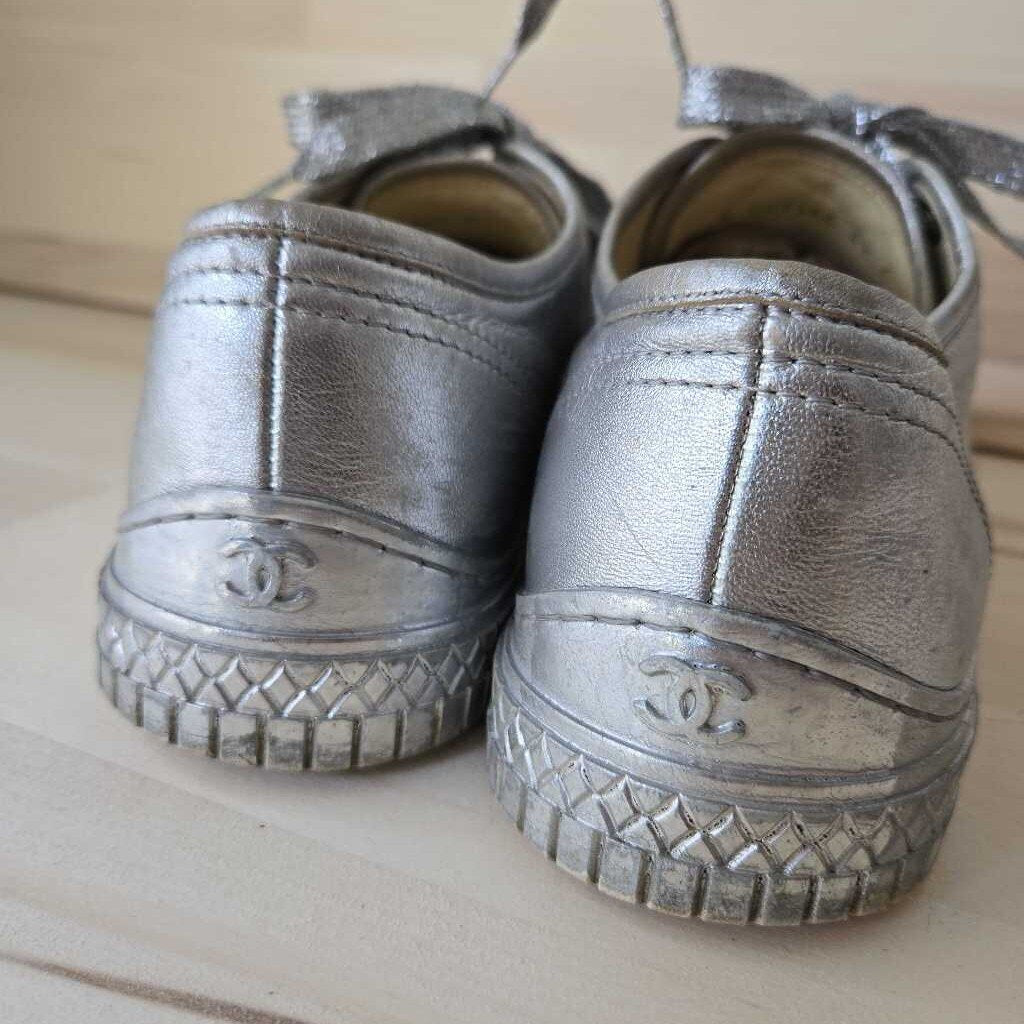 CHANEL SILVER SNEAKER SZ 41 = 9/10