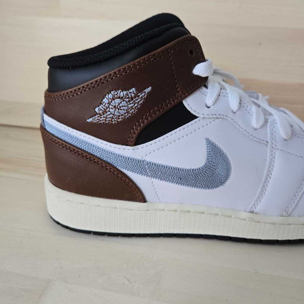 AIR JORDAN 1 MID SZ 6.5 YOUTH = 8 - 8.5
