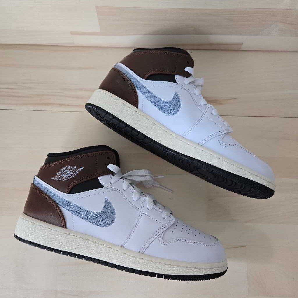 AIR JORDAN 1 MID SZ 6.5 YOUTH = 8 - 8.5